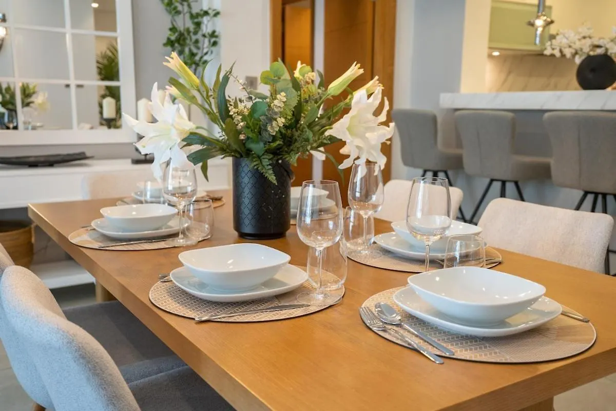 Stylish 3-Bedroom Apartment In Palm Jumeirah Dubai 0*,