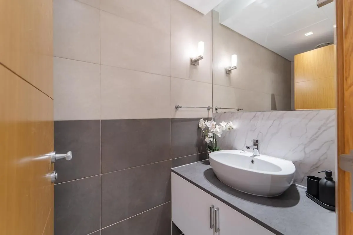 Stylish 3-Bedroom Apartment In Palm Jumeirah Dubai 0*,