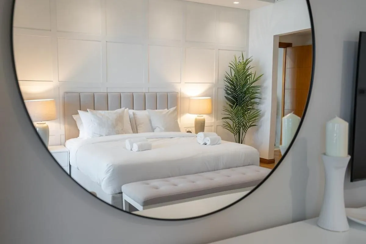 Stylish 3-Bedroom Apartment In Palm Jumeirah Dubai 0*,  United Arab Emirates