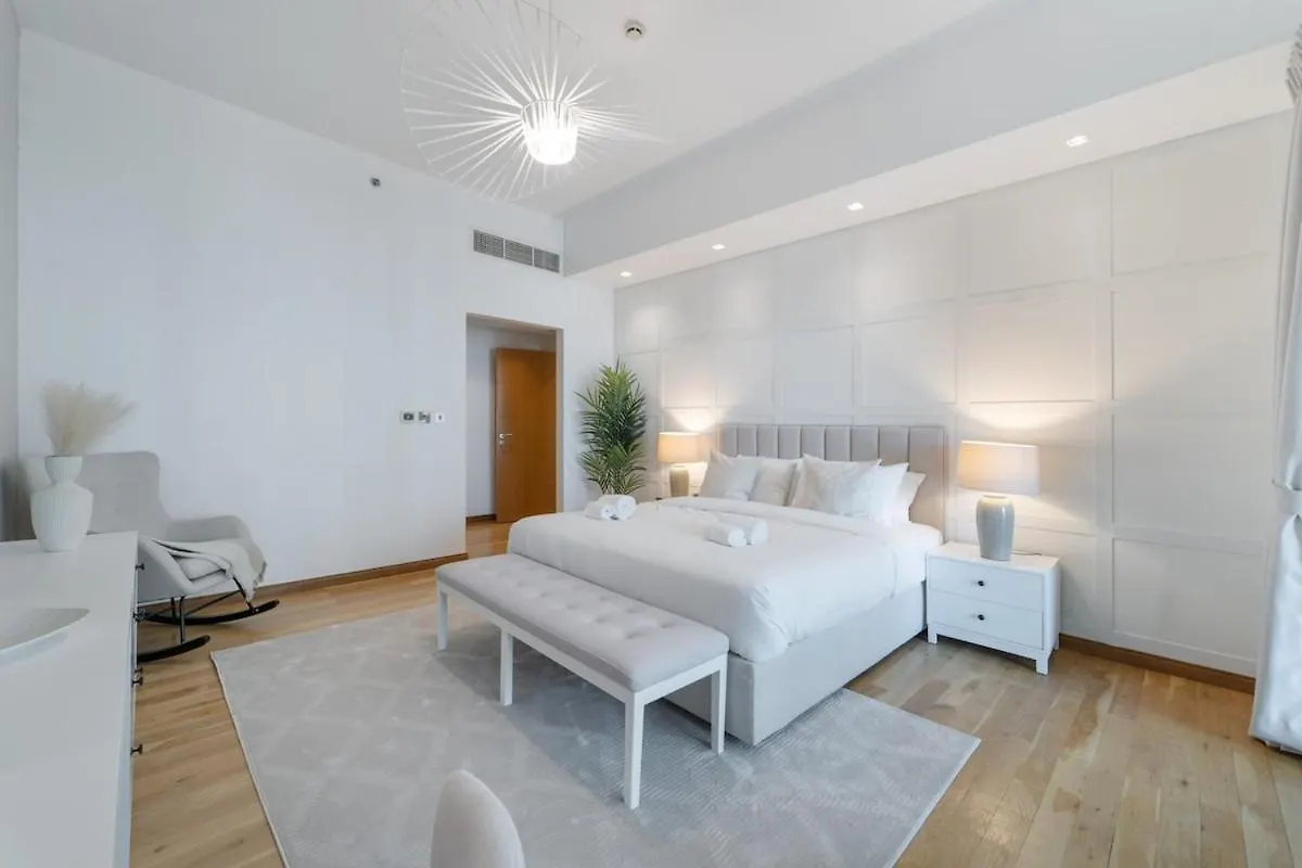 Stylish 3-Bedroom Apartment In Palm Jumeirah Dubai 0*,