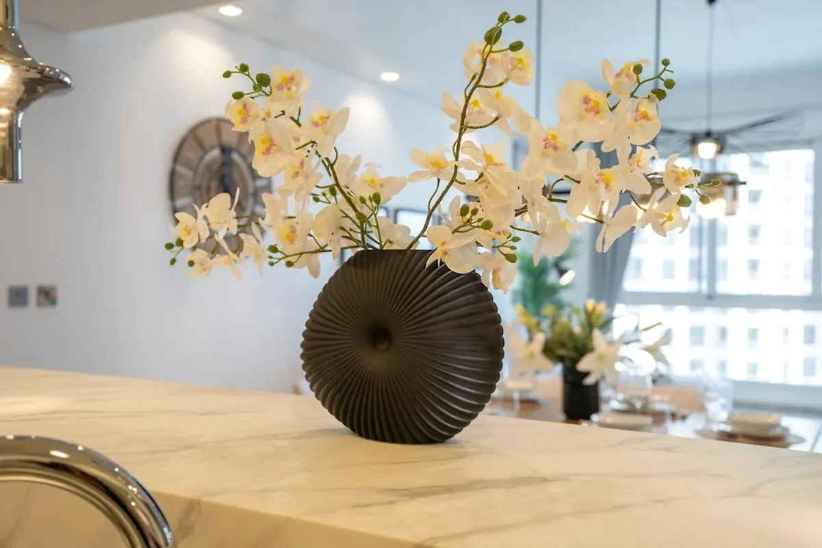 Stylish 3-Bedroom Apartment In Palm Jumeirah Dubai 0*,
